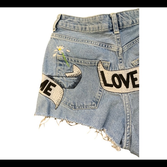 TOPSHOP MOTO Love Me Not Embroidered Mom Shorts With Pockets Light Wash Jean 2 - Picture 7 of 12